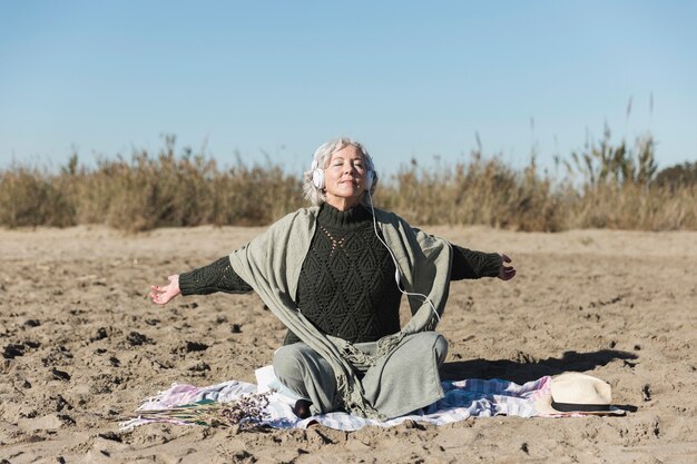 Concepto de atención plena con anciana al aire libre