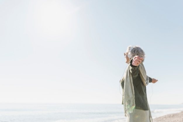 Foto gratuita concepto de atención plena con mujer en la orilla del mar