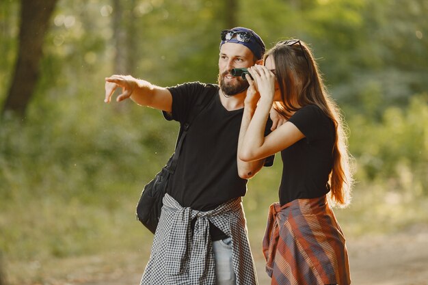 Concepto de aventura, viajes, turismo, caminata y personas. Pareja en un bosque.