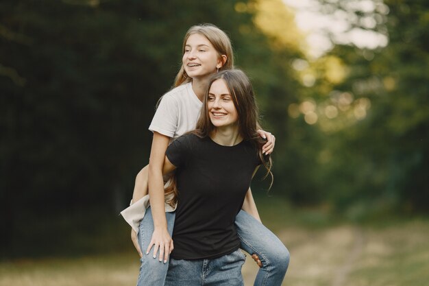 Concepto de aventura, viajes, turismo, caminata y personas. Tres chicas en un bosque.