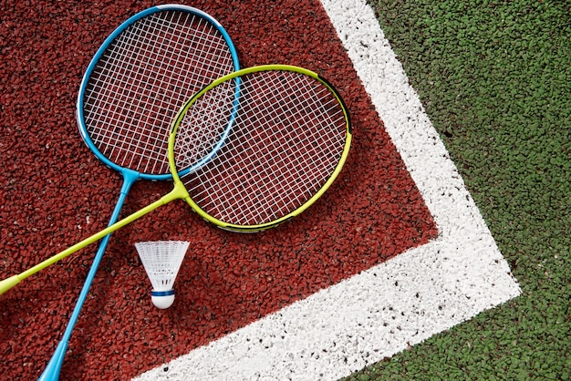 Foto gratuita concepto de bádminton con raqueta y volante