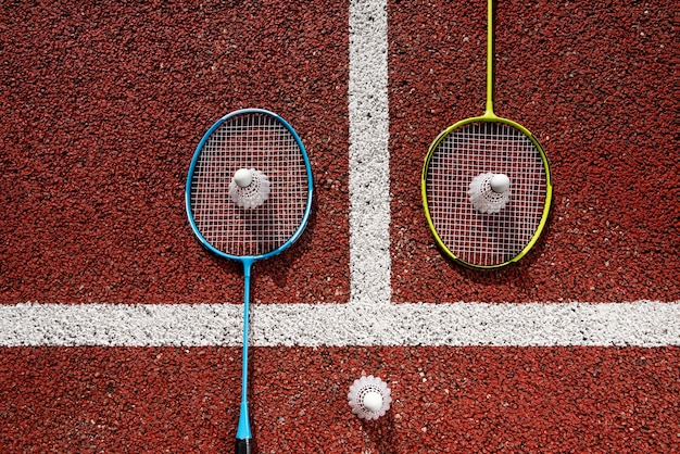 Concepto de bádminton con raqueta y volante