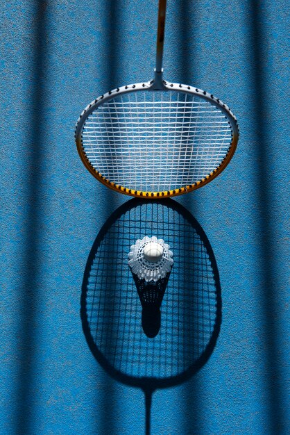 Concepto de bádminton con raqueta y volante