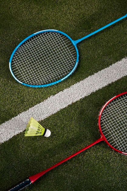 Foto gratuita concepto de bádminton con volante y raqueta