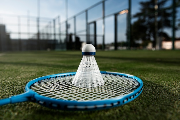 Concepto de bádminton con volante y raqueta