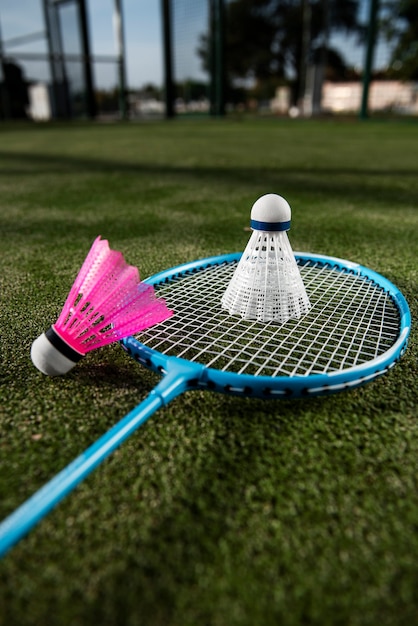 Foto gratuita concepto de bádminton con volante y raqueta