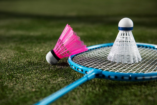 Foto gratuita concepto de bádminton con volante y raqueta