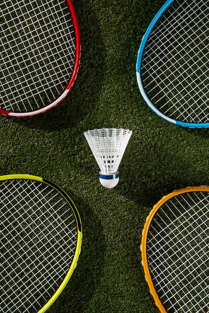 Foto gratuita concepto de bádminton con volante y raqueta