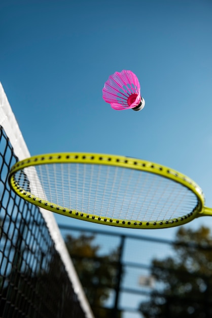 Foto gratuita concepto de bádminton con volante y raqueta