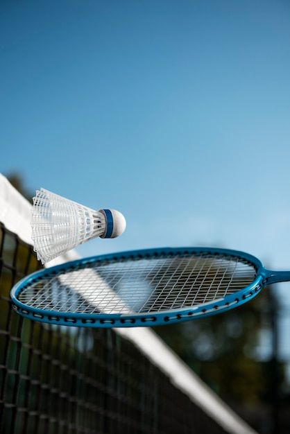 Foto gratuita concepto de bádminton con volante y raqueta