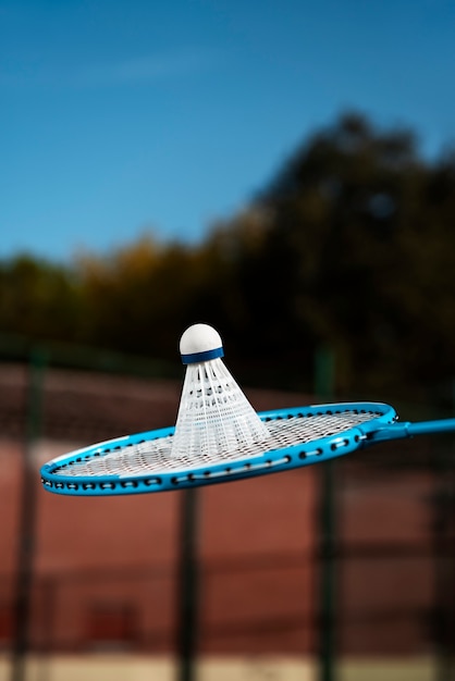 Foto gratuita concepto de bádminton con volante y raqueta