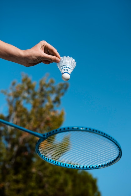 Foto gratuita concepto de bádminton con volante y raqueta