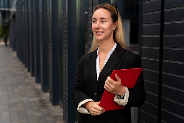 Foto gratuita concepto de banner de mujer de negocios con espacio de copia