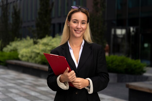 Concepto de banner de mujer de negocios con espacio de copia