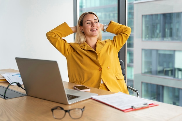 Concepto de banner de mujer de negocios con espacio de copia