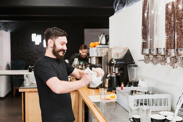 Concepto de bar con barista haciendo café