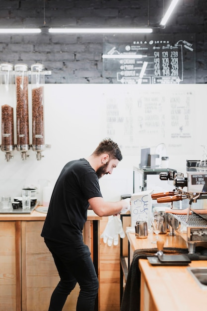 Concepto de bar con barista haciendo café