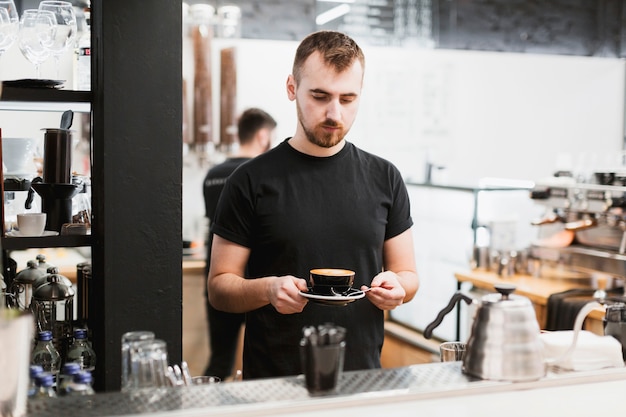 Concepto de bar con barista