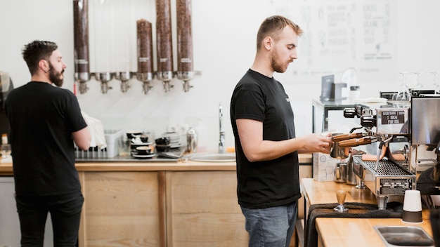 Concepto de bar con baristas