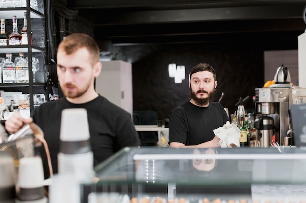 Concepto de bar con baristas