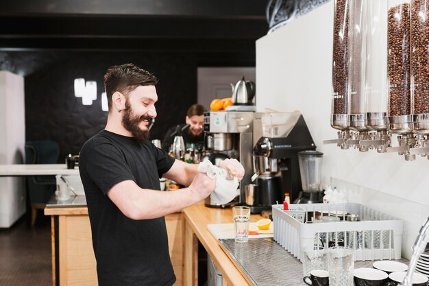 Concepto de bar con camarero haciendo café
