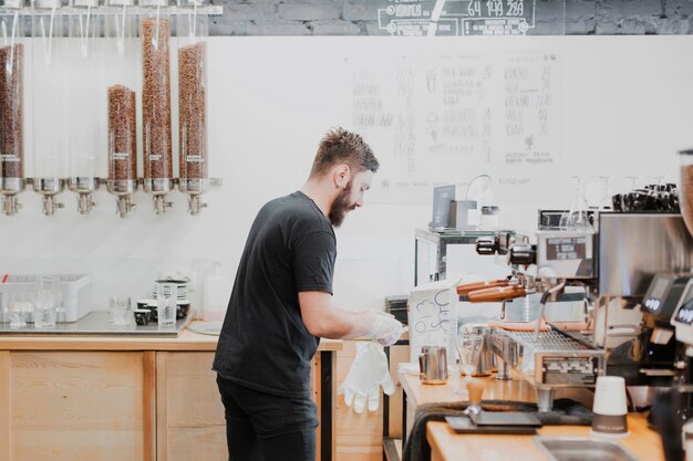 Concepto de bar con camarero haciendo café