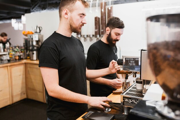 Concepto de bar con dos baristas