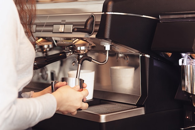 Concepto de barista, cafetería, preparación de café, preparación y servicio.