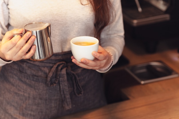 Concepto de barista, cafetería, preparación de café, preparación y servicio.