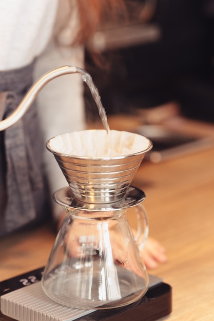 Concepto de barista, cafetería, preparación de café, preparación y servicio.