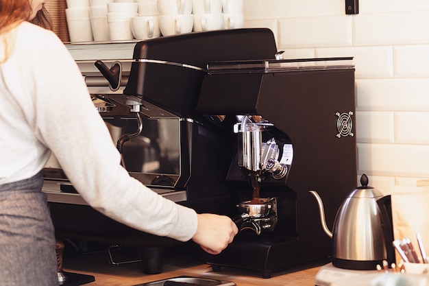 Concepto de barista, cafetería, preparación de café, preparación y servicio.