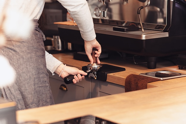 Concepto de barista, cafetería, preparación de café, preparación y servicio.