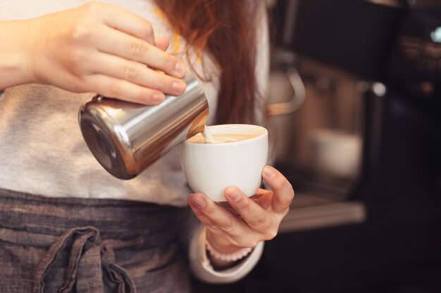 Concepto de barista, cafetería, preparación de café, preparación y servicio.