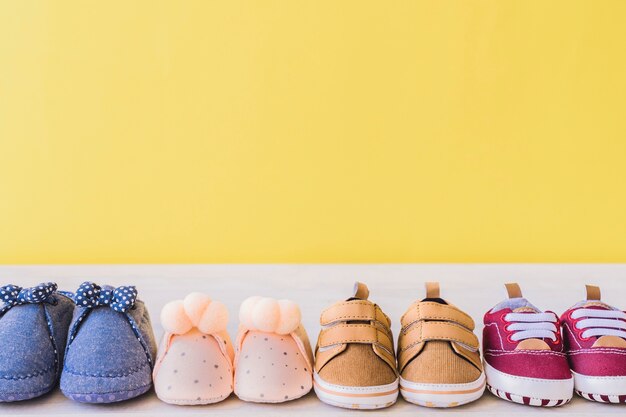 Foto gratuita concepto de bebé con diferentes pares de zapatos