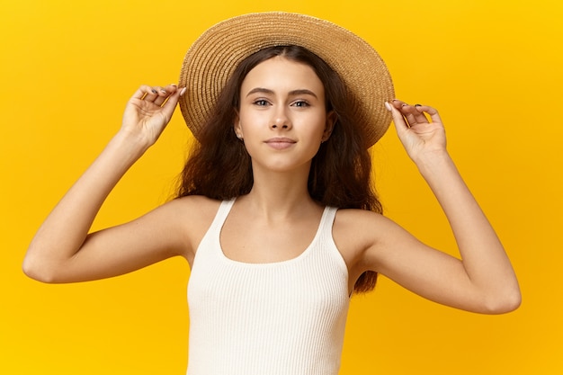 Concepto de belleza, estilo, moda y verano.