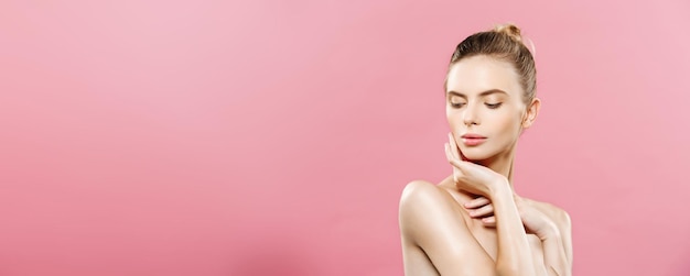 Foto gratuita concepto de belleza hermosa mujer con piel limpia y fresca de cerca en estudio rosa cuidado de la piel facial cosmetología