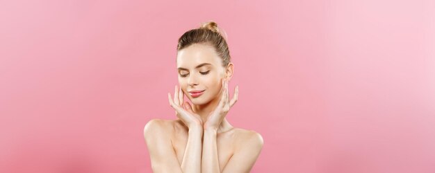 Concepto de belleza Hermosa mujer con piel limpia y fresca de cerca en estudio rosa Cuidado de la piel facial Cosmetología