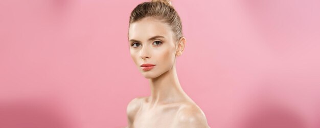 Concepto de belleza Hermosa mujer con piel limpia y fresca de cerca en estudio rosa Cuidado de la piel facial Cosmetología