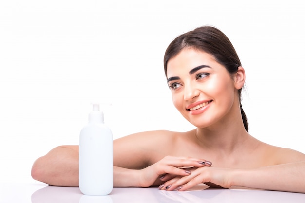 Concepto de belleza La mujer bonita caucásica con piel perfecta con botella de aceite. concepto de cuidado de la piel y cosmetología