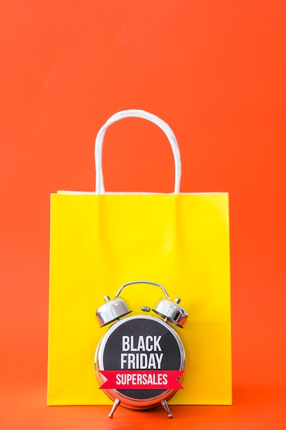 Concepto de black friday con bolsa y despertador