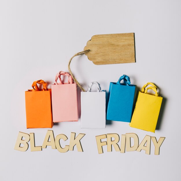 Concepto de black friday con bolsas y etiqueta