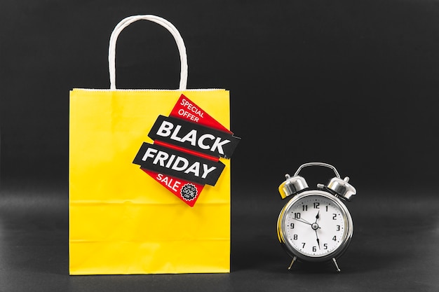 Foto gratuita concepto de black friday con despertador al lado de bolsa