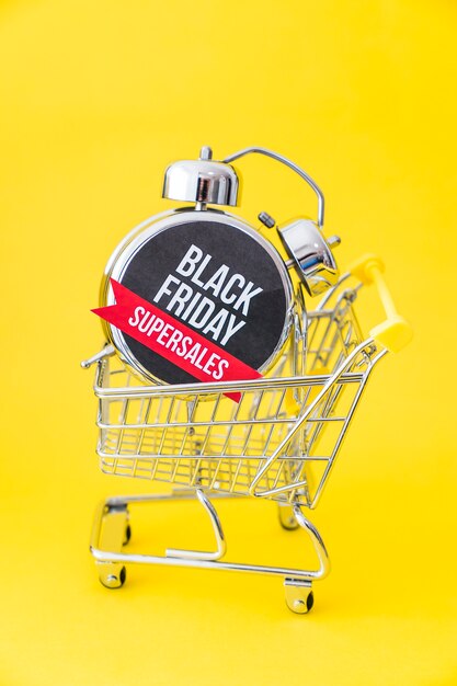 Concepto de black friday con despertador en carro