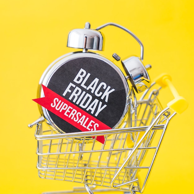 Concepto de black friday con despertador en carro