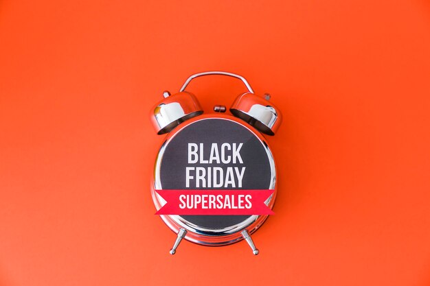 Concepto de black friday con despertador