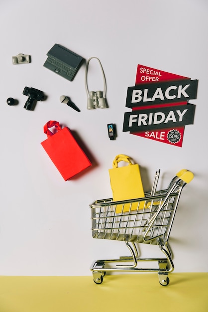 Foto gratuita concepto de black friday con productos cayendo en carro