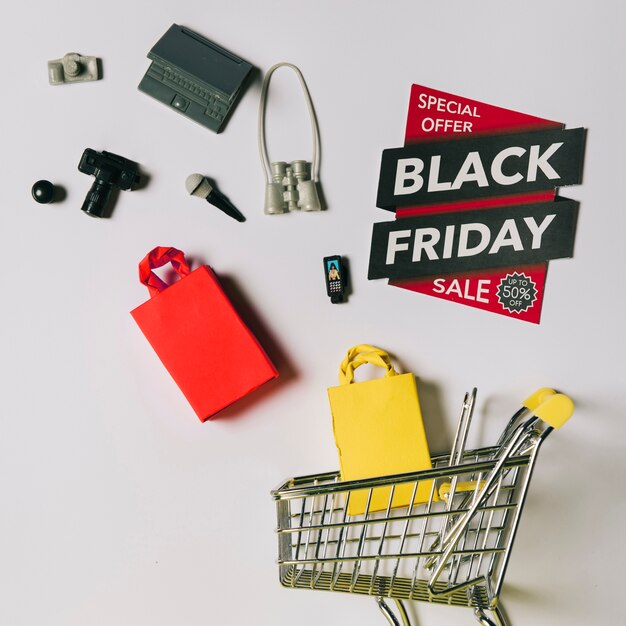 Concepto de black friday con productos, etiqueta y carro