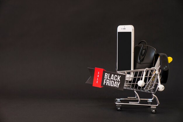 Concepto de black friday con smartphone en carro y espacio