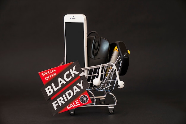 Concepto de black friday con smartphone en carro