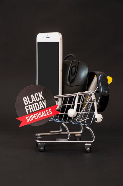 Concepto de black friday con smartphone, ratón y etiqueta en carro